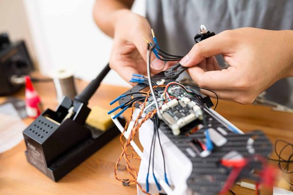 Astuces pour s'initier à la course de drones FPV (First Person View)